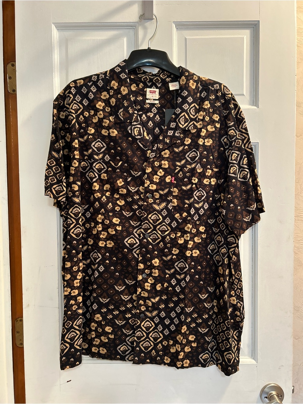 Levi's Black Short-Sleeve Button-Down Shirt with Tan Pattern